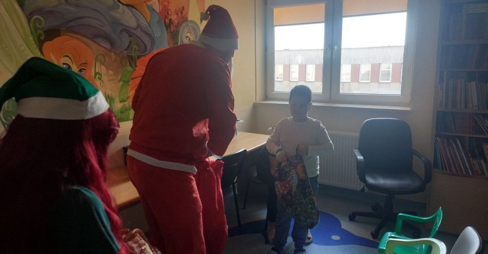 zdjęcie: Mikołaj z policjantami rozdawał prezenty małym pacjentom / fot. KPP w Brzozowie