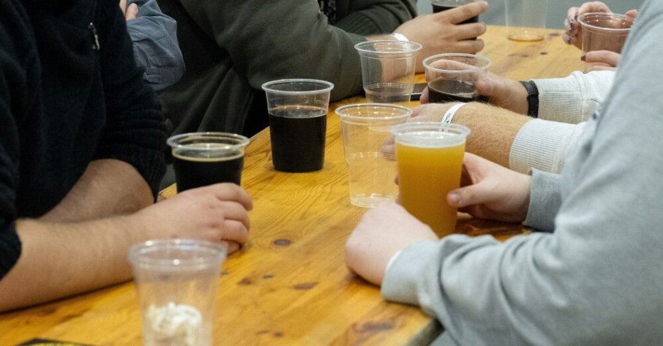 zdjęcie: Badanie: 84 proc. Polaków pije alkohol, 28 proc. robi to minimum raz w tygodniu / Lublin, 12.10.2024. Lubelskie Targi Piw Rzemieślniczych 2024 na terenie Targów Lublin, 12 bm. Oprócz piwowarów dwudniowe targi goszczą także producentów cydru i wina, a także sklepy i puby specjalizujące się w piwach kraftowych. (jm) PAP/Wojtek Jargiło