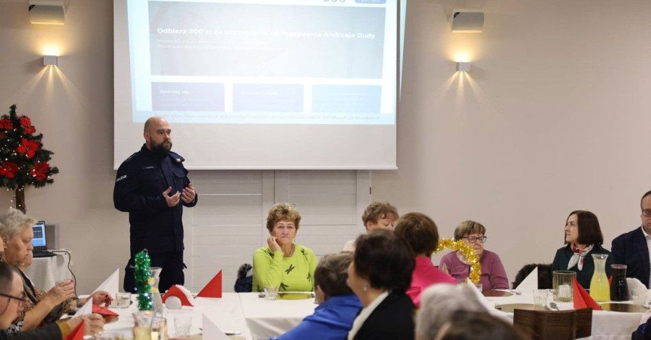 zdjęcie: Policja uczy podopiecznych fundacji jak unikać oszustw / fot. KPP w Bełchatowie