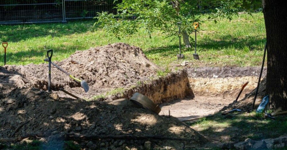 zdjęcie: Ekshumacje ofiar zbrodni wołyńskiej - Ukraina gotowa przyspieszyć / Lwów, Ukraina, 05.08.2025. Miejsce prowadzenia prac ekshumacyjnych na dawnym cmentarzu w Zboiskach we Lwowie, 5 bm. Polscy i ukraińscy eksperci prowadzą tu prace przygotowawcze przed ekshumacją szczątków polskich żołnierzy, którzy zginęli w 1939 roku podczas obrony Lwowa przed wojskami niemieckimi. W sierpniu ukraińsko-polska ekspedycja przeprowadzi we Lwowie ekshumację na części terenu dawnego cmentarza w Zboiskach, aby ponownie pochować szczątki polskich żołnierzy. Prace prowadzone są w ramach