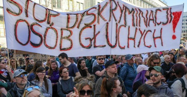 Przed budynkiem MRPiPS protestują osoby niesłyszące