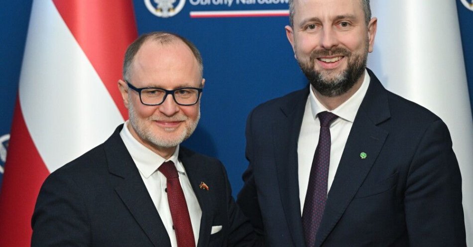 zdjęcie: Szef MON: podjęliśmy decyzję o pracach nad nowym porozumieniem między Polską i Łotwą / Warszawa, 21.01.2026. Wicepremier, minister obrony narodowej Władysław Kosiniak-Kamysz (P) i minister obrony Łotwy Andris Spruds (L) podczas konferencji prasowej po spotkaniu w siedzibie MON w Warszawie, 21 bm. (sko) PAP/Radek Pietruszka