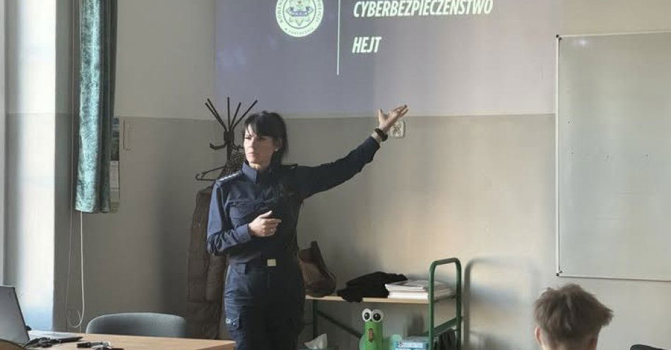 zdjęcie: Policjantka uczy o hejcie i bezpieczeństwie na hulajnodze / fot. KPP w Choszcznie Spotkanie policjantki z uczniami SP Nr 1 w Choszcznie o hejcie, demoralizacji i cyberbezpieczeństwie