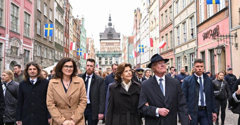zdjęcie: Król Szwecji Karol XVI Gustaw oraz królowa Sylwia przeszli z prezydent Gdańska Drogą Królewską / Gdańsk, 12.03.2026. Król Szwecji Karol XVI Gustaw (C-P), jego małżonka królowa Sylwia (C) oraz prezydent Gdańska Aleksandra Dulkiewicz (C-L) podczas spaceru Drogą Królewską do Ratusza Głównego Miasta w Gdańsku, 12 bm. Szwedzka para królewska przebywa z trzydniową oficjalną wizytą w Polsce. (amb) PAP/Adam Warżawa