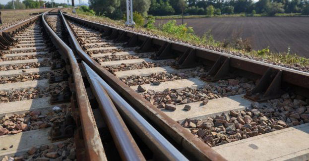 W Katowicach wznowiono ruch pociągów po awarii sieci trakcyjnej