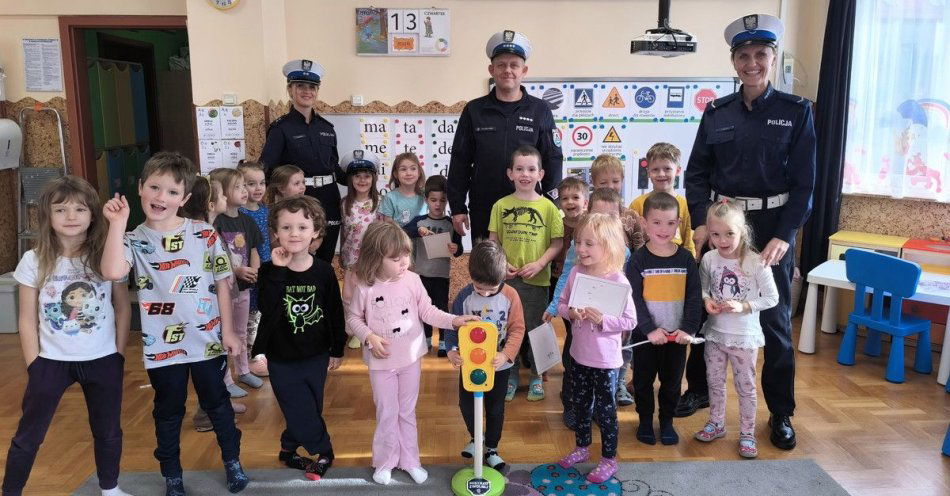 zdjęcie: Policjanci uczyli przedszkolaków bezpieczeństwa na drodze / fot. KMP w Krakowie