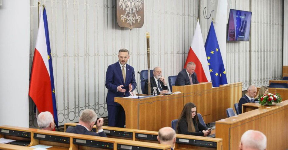 zdjęcie: Senat nie wyraził zgody na zarządzenie przez prezydenta referendum ws. unijnej polityki klimatycznej / Warsaw, 20.05.2026. Deputy Marshal of the Senate Rafał Grupiński (C) and head of the Chancellery of the Prime Minister Zbigniew Bogucki (L) during the 59th sitting of the Senate of the 11th term, on 20th of this month. (sko) PAP/Leszek Szymański