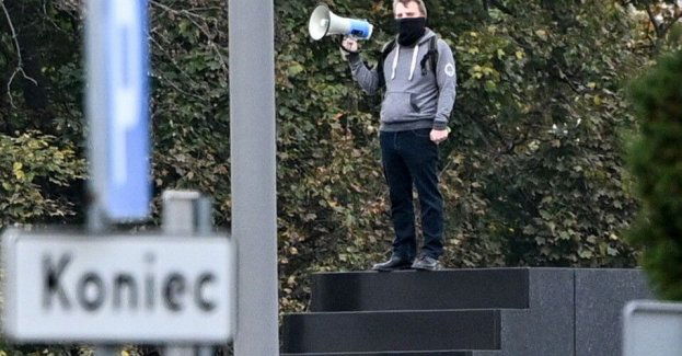 Policyjny dozór dla mężczyzny, który wszedł na pomnik smoleński i groził, że się wysadzi