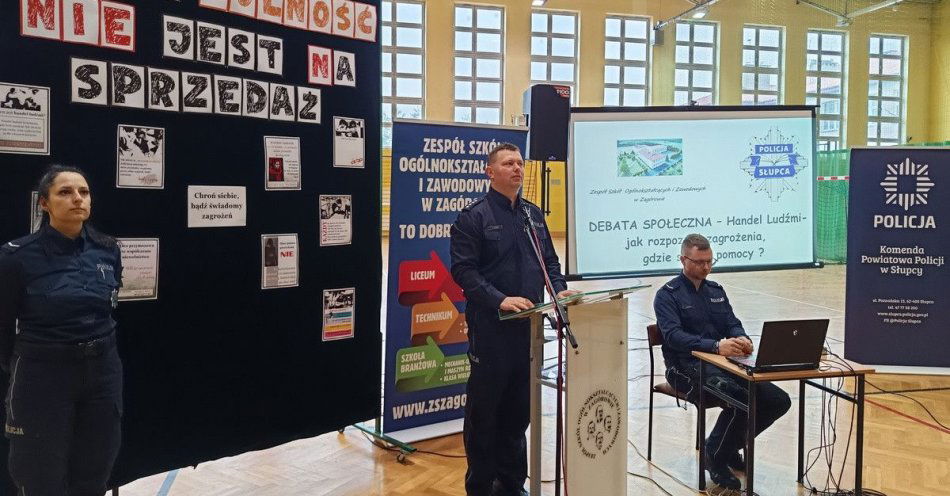 zdjęcie: Mundurowi uczą młodzież jak uniknąć handlu ludźmi / fot. KPP Słupca Mundurowi debatowali z młodzieżą o handlu ludźmi