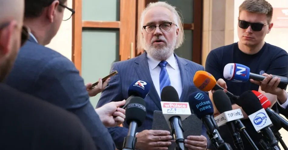 zdjęcie: MSZ: ok. 10 pasażerów autokaru, który uległ wypadkowi na Węgrzech, jest w stanie poważnym / Warszawa, 16.08.2026. Naczelnik Wydziału Pomocy Konsularnej i Kryzysów Konsularnych w Departamencie Konsularnym MSZ Andrzej Osiak podczas konferencji przed siedzibą MSZ w Warszawie, 16 bm. Konferencja dotyczyła wypadku polskiego autokaru na autostradzie M3 na Węgrzech. W wyniku wypadku zginęło 12 pasażerów, siedmioro kolejnych jest w stanie bardzo ciężkim i przebywa w szpitalach na Węgrzech. Pozostałych 40 osób zostało lekko rannych. (sko) PAP/Paweł Supernak