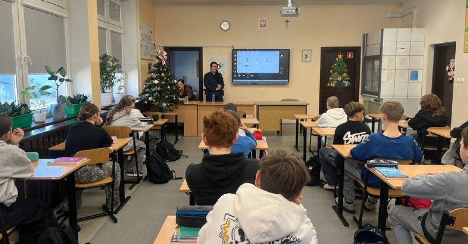 zdjęcie: Policjantka rozmawiała z uczniami Trójki o odpowiedzialności / fot. KPP w Dzierżonowie