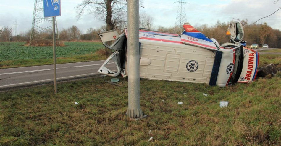 zdjęcie: Karetka przewróciła się po zderzeniu z BMW w Hrubieszowie / fot. KPP Hrubieszów