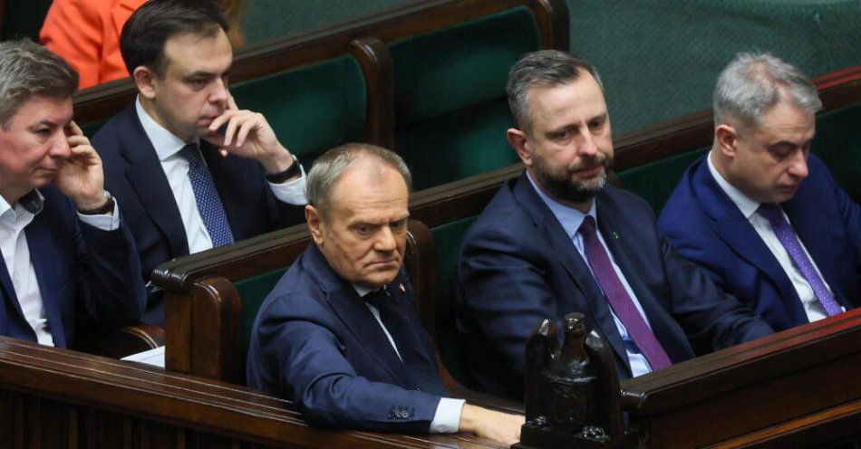 zdjęcie: Sondaż dla WP: KO - 30,9 proc.; PiS - 25,9 proc.; Konfederacja - 11,2 proc. / Warszawa, 21.11.2025. Premier Donald Tusk (L-dół), wicepremier, szef MON Władysław Kosiniak-Kamysz (2L-dół), szef KPRM Jan Grabiec (L-góra), wicepremier, minister cyfryzacji Krzysztof Gawkowski (P dół), minister finansów i gospodarki Andrzej Domański (2L góra) na sali obrad Sejmu, 21 bm. Niższa izba parlamentu zajmie się dwoma projektami – rządowym i poselskim – o asystencji osobistej osób z niepełnosprawnościami. Posłowie będą też pracować nad projektem ws. inwestycji w zakresie bezpieczeństwa 