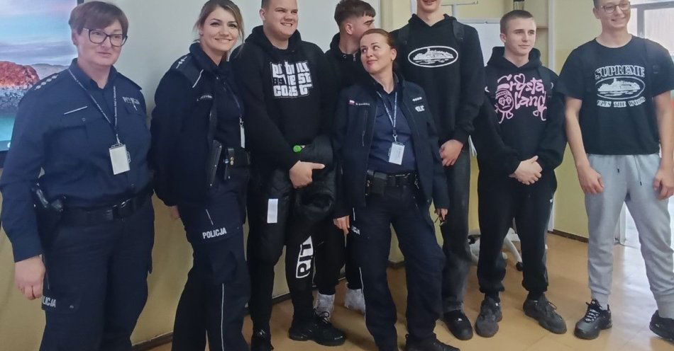 zdjęcie: Policja rozmawiała z młodzieżą o technologii i hejcie / fot. KPP Międzychód