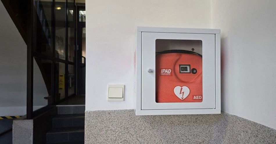 zdjęcie: Nowy AED w Komendzie Policji w Jaworze uratuje życie / fot. KPP w Jaworze