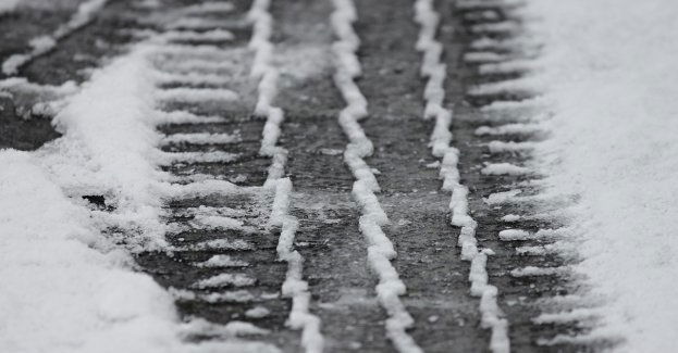 Na drogach śnieg i błoto pośniegowe; trudne warunki do jazdy