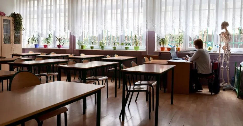 zdjęcie: MEN: w szkołach ponad 17 tys. ofert pracy; nie ma wakatów dla nauczycieli edukacji zdrowotnej / Gdańsk, 10.03.2017. Pusta klasa podczas lekcji biologii w klasie III, w Gimnazjum nr 26 w Gdańsku, 10 bm. W całym kraju trwa strajk rodziców, którzy na znak protestu przeciw reformie edukacji nie posłali swoich dzieci do szkoły. (aw/cat) PAP/Adam Warżawa