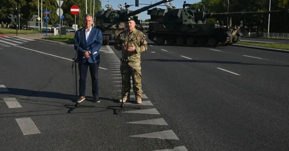 zdjęcie: Gen. Kukuła: wojsko przygotowane do defilady w dniu Święta Wojska Polskiego / Warszawa, 09.08.2026. Sekretarz stanu w MON Paweł Bejda (L) i szef Sztabu Generalnego WP gen. Wiesław Kukuła (P) podczas wypowiedzi dla mediów na próbie defilady na warszawskiej Wisłostradzie, w ramach przygotowań do Święta Wojska Polskiego, 9 bm. Tegoroczne obchody odbędą się pod hasłem „Polska SAFE – Bezpieczna Polska”. (mr) PAP/Piotr Nowak