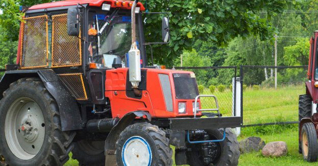 Traktorzysta miał 8 promili alkoholu w organizmie, trafił do szpitala