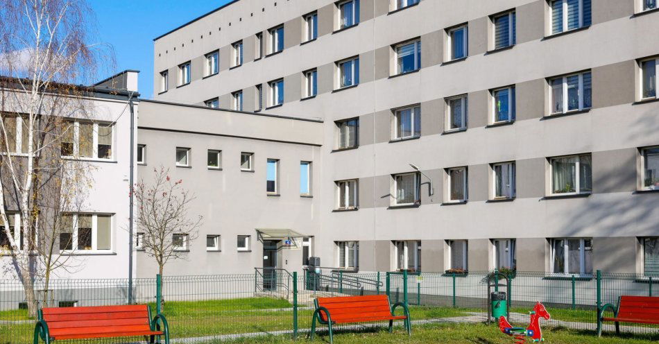 zdjęcie: Budynek przy ul. Francuskiej 80 po kompleksowym remoncie. Lepsze warunki dla uczniów i mieszkańców / fot. nadesłane