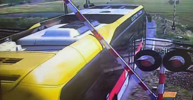 Autobus znalazł się na przejeździe między rogatkami