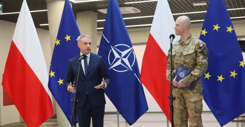 zdjęcie: Gawkowski: cyberwojsko może liczyć na dodatkowe środki z Funduszu Cyberbezpieczeństwa / Legionowo, 13.08.2026. Wicepremier, minister cyfryzacji Krzysztof Gawkowski (L) oraz dowódca Komponentu Wojsk Obrony Cyberprzestrzeni gen. bryg. Mariusz Chmielewski (P) podczas konferencji prasowej, po odprawie dot. inwestycji w cyberbezpieczeństwo i przeciwdziałanie zagrożeniom w cyberprzestrzeni, 13 bm. w Dowództwie Komponentu Wojsk Obrony Cyberprzestrzeni w Legionowie. (mr) PAP/Leszek Szymański