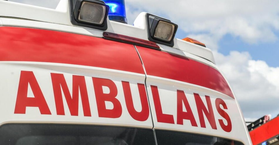 zdjęcie: Kołobrzeg: nie żyje półtoraroczna dziewczynka, która była pod opieką dziennych opiekunów / Warszawa, 26.06.2025. Ambulans medyczny w miejscu symulacji  na przejeździe kolejowo-drogowym przy ul. Golędzinowskiej w Warszawie, 26 bm. zderzenia lokomotywy z samochodem osobowym. Wydarzenie odbyło się w ramach kampanii społecznej