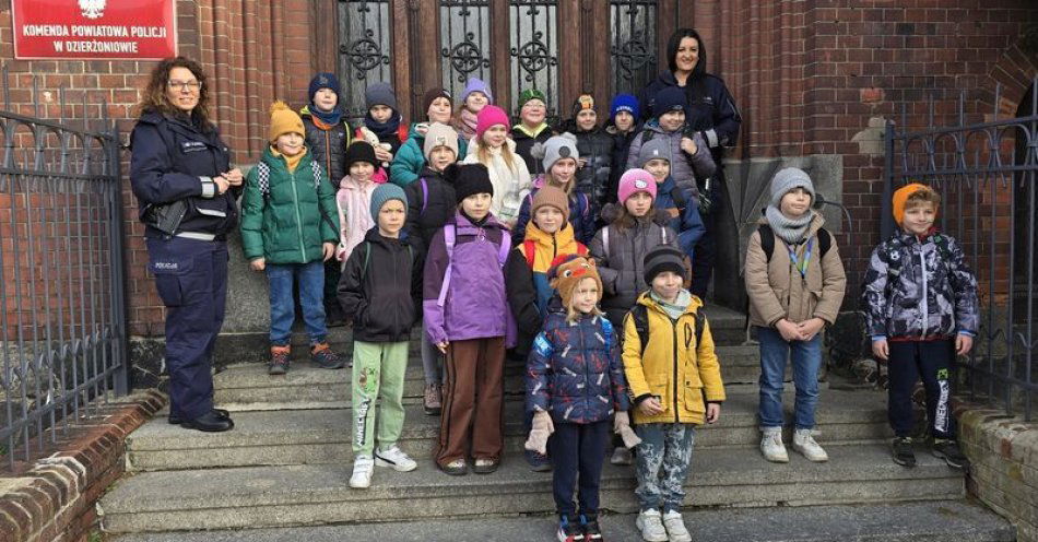 zdjęcie: Mali goście w mundurach: drugoklasiści na policyjnej komendzie / fot. KPP w Dzierżonowie