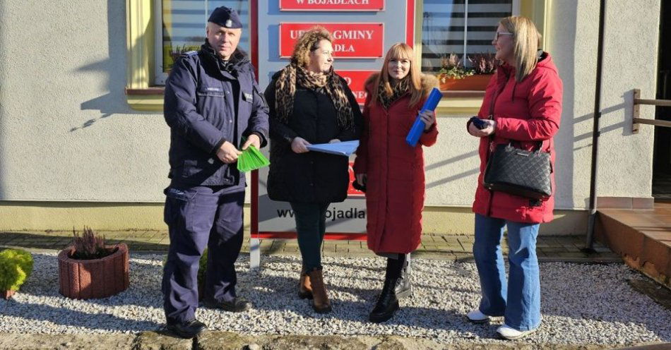 zdjęcie: Widoczni po zmroku policja i OPS rozdają odblaski / fot. KMP Zielona Góra