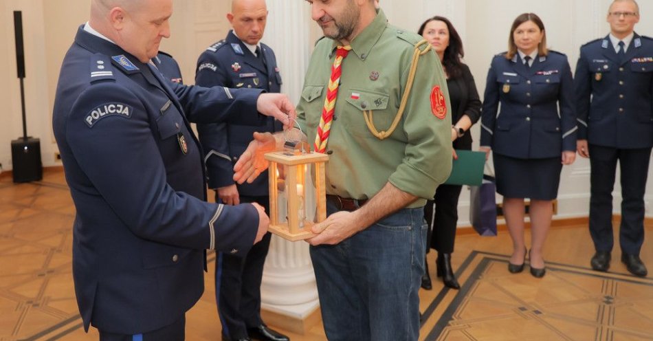 zdjęcie: Betlejemskie Światło Pokoju w Komendzie Stołecznej Policji / fot. Komenda Stołeczna Policji