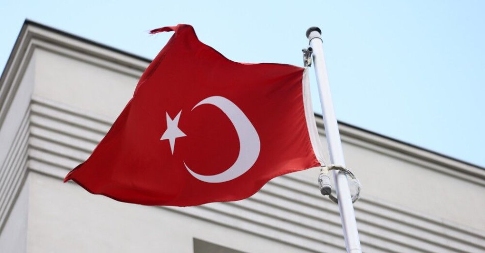 zdjęcie: Policja: na terenie ambasady Turcji w Warszawie doszło do aktu wandalizmu / Warszawa, 27.09.2024. Flaga nad ambasadą Turcji w Warszawie, gdzie 27 bm. odbył się protest pracowników łódzkiego i wrocławskiego zakładu Beko. Pracownicy firmy protestowali w związku z decyzją zarządu o zamknięciu fabryki. Pracę ma stracić ok. 1800 osób. (amb) PAP/Leszek Szymański