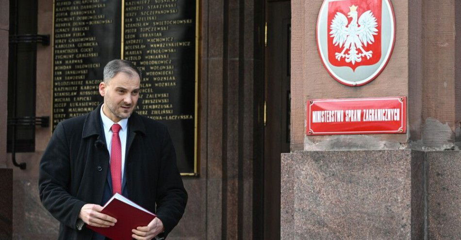 zdjęcie: Polskie MSZ: łodzie z pomocą dla Kuby miały polską banderę, ale nie ma potwierdzenia o polskich załogantach / Warszawa, 05.03.2026. Rzecznik prasowy Ministerstwa Spraw Zagranicznych Maciej Wewiór w drodze na briefing prasowy przed wejściem do gmachu resortu w Warszawie, 5 bm. Spotkanie dot. aktualnej sytuacji na Bliskim Wschodzie. (amb) PAP/Radek Pietruszka