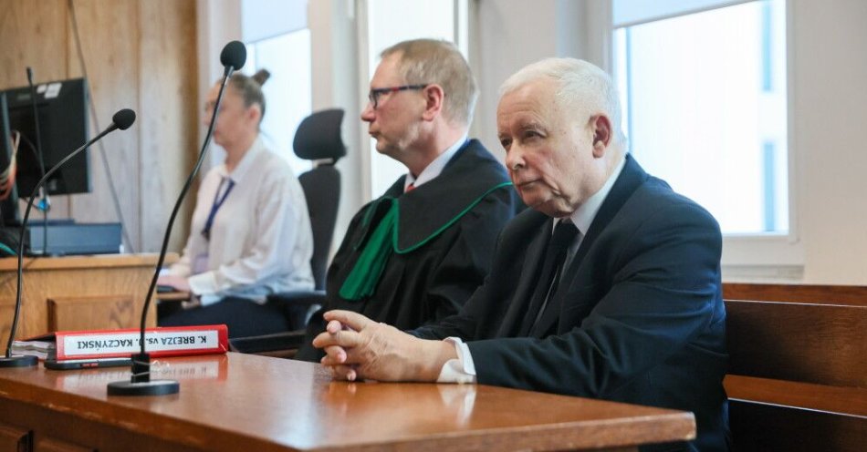 zdjęcie: Kaczyński w sądzie na rozprawie z prywatnego oskarżenia Brejzy / Warszawa, 04.11.2025. Prezes PiS Jarosław Kaczyński (P) na sali Sądu Rejonowego Warszawa - Śródmieście, 4 bm. Sprawa z oskarżenia prywatnego Krzysztofa Brejzy dotyczy słów prezesa PiS na sejmowej komisji śledczej ds. Pegasusa z marca ubiegłego roku. Lider PiS miał wówczas powiedzieć o Brejzie: „Znaczący polityk formacji opozycyjnej dopuszcza się bardzo poważnych, a przy tym odrażających przestępstw”. W związku z oskarżeniem prywatnym Brejzy, Sejm w marcu b.r. uchylił Kaczyńskiemu immunitet. (ad)