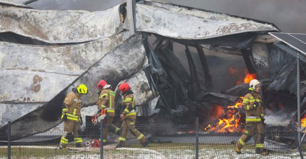 Jedna osoba poparzona, ranny jeden strażak OSP w pożarze hali w Ołtarzewie, na miejscu ponad 200 strażaków