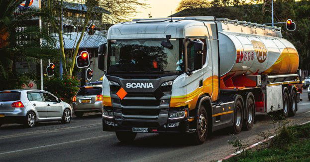 Po wjechaniu cysterny do rowu zablokowana dk 62 w Radziejowie