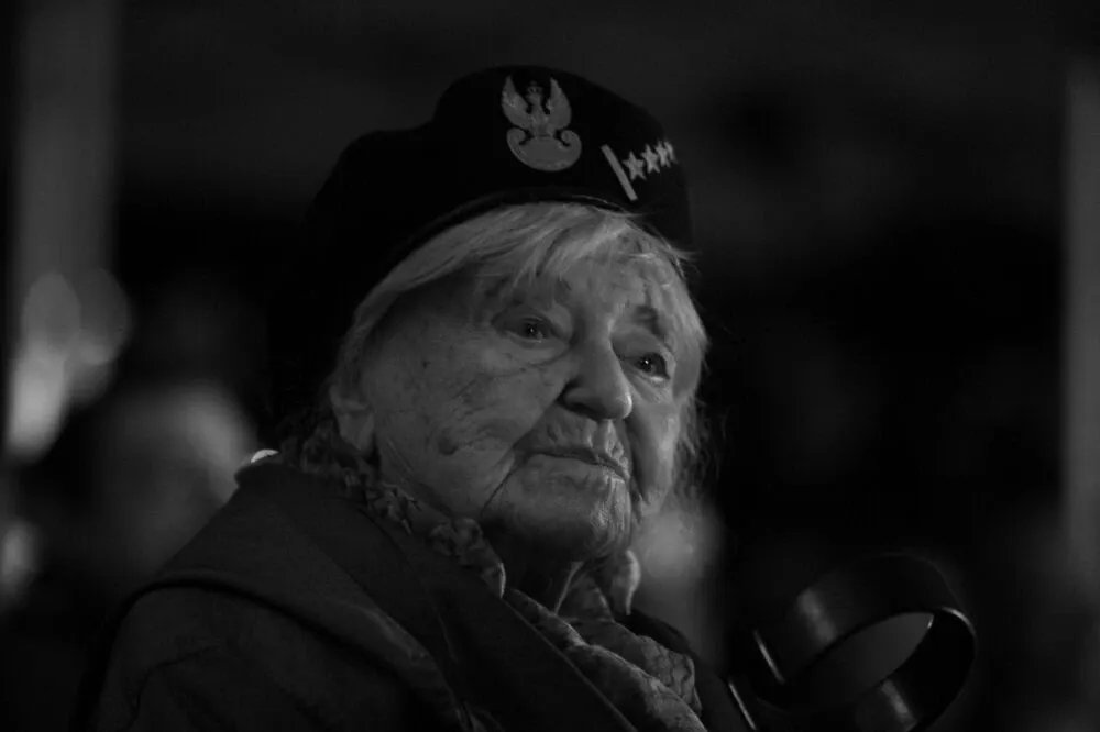 zdjęcie: Zmarła Barbara Tokarska „Jola”, uczestniczka Powstania Warszawskiego / Na zdjęciu archiwalnym z 02.10.2024 uczestniczka Powstania Warszawskiego Barbara Tokarska ps. Jola podczas uroczystości wygaszenia Ognia Pamięci na Kopcu Powstania Warszawskiego. Barbara Tokarska (z domu Tyszkiewicz) zmarła w wieku 102 lat. (jm) PAP/Marcin Obara