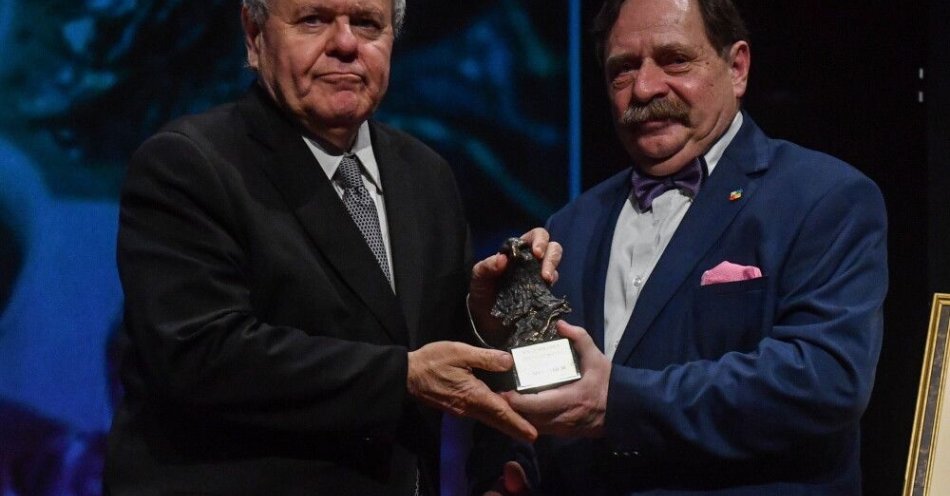 zdjęcie: Instytut Yad Vashem odznaczony Nagrodą Orła Jana Karskiego / Warszawa, 20.11.2025. Przewodniczący Yad Vashem Dani Dayan (L) i przedstawiciel Towarzystwa Jana Karskiego Andrzej Ludek (P) podczas gali wręczenia Nagród Orła Jana Karskiego, 20 bm. w Teatrze Polskim w Warszawie. Odbyła się również uroczystość