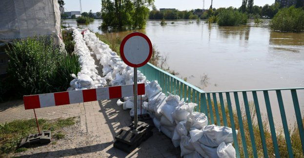 Przez Oławę przechodzi fala powodziowa; służby zabezpieczają wały