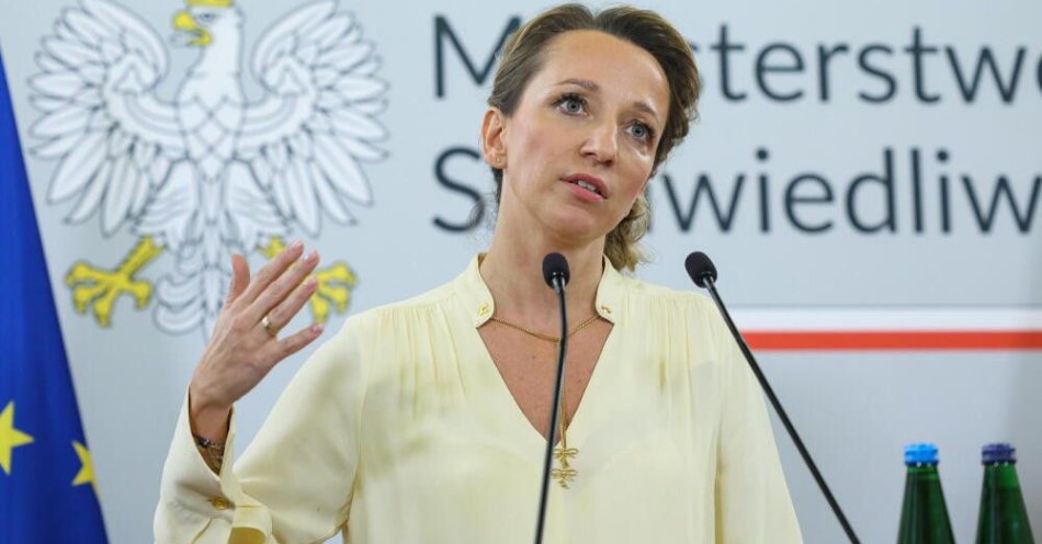 zdjęcie: Gregorczyk-Abram: raport ws. nękania prawnego dziennikarzy i aktywistów trafi do premiera w połowie grudnia / Warszawa, 22.09.2025. Mecenas Sylwia Gregorczyk-Abram podczas konferencji prasowej w siedzibie Ministerstwa Sprawiedliwości w Warszawie, 22 bm. Podczas konferencji przedstawiony został pierwszy raport komisji ds. wyjaśnienia mechanizmów represji wobec organizacji społeczeństwa obywatelskiego oraz działaczy społecznych w latach 2015-2023. Raport dotyczy mediów publicznych. (doro) PAP/Rafał Guz