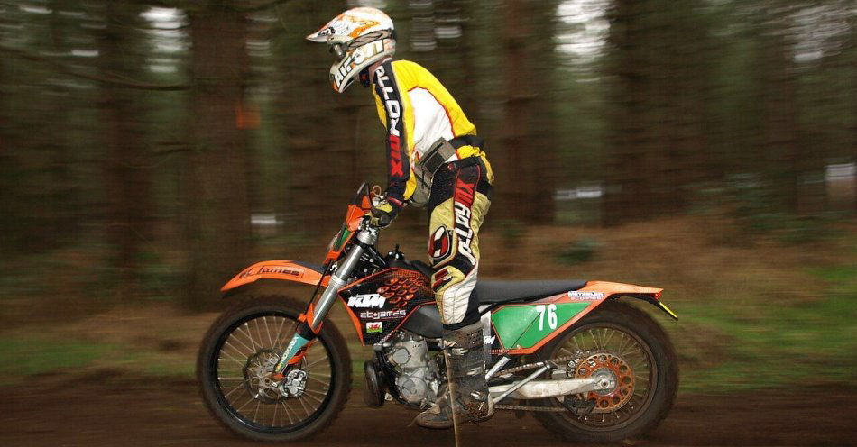 zdjęcie: Izbiccy endurozdobywcy sięgnęli po wicemistrzostwo Polski / Zawodnik enduro podczas zawodów w lesie