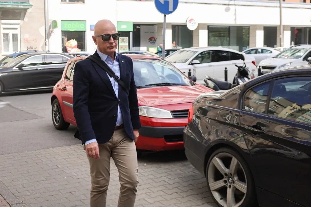 zdjęcie: Warszawa: gen. Szymczyk stawił się na rozprawę w sprawie wybuchu granatnika / Warszawa, 07.09.2026. Były komendant główny policji generał Jarosław Szymczyk w drodze do Sądu Rejonowego dla Warszawy-Mokotowa, 7 bm. W sądzie ma się rozpocząć proces byłego komendanta głównego policji generała Jarosława Szymczyka. Chodzi o sprawę wybuchu granatnika w siedzibie Komendy Głównej Policji. Rozprawa była już kilkukrotnie odraczana. (sko) PAP/Albert Zawada