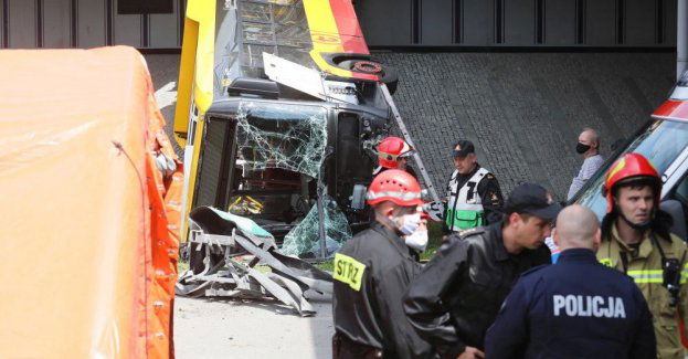 Warszawa: autobus spadł z wiaduktu, 20 osób poszkodowanych, dwie ofiary śmiertelne