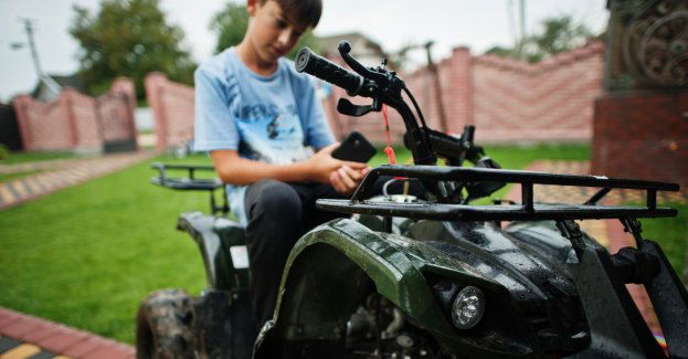 Pijany ojciec wiózł ośmiolatka quadem, obaj trafili do szpitala po uderzeniu w słup