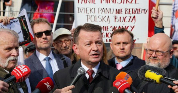 Były szef MON Mariusz Błaszczak (PiS) usłyszał zarzuty ws. odtajnienia części planu "Warta". Grozi mu do 10 lat więzienia