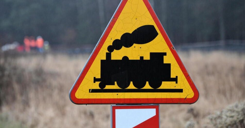 zdjęcie: Mazowieckie: auto wjechało pod szynobus; jedna osoba zginęła, jedna trafiła do szpitala / Widełka, 14.01.2022. Drogowy znak ostrzegawczy