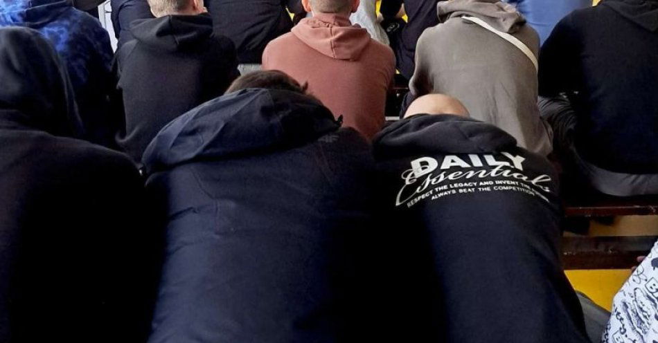 zdjęcie: Bezpieczni w sieci: młodzież z Szymanowa uczyła się ochrony online / fot. KPP w Lipsku