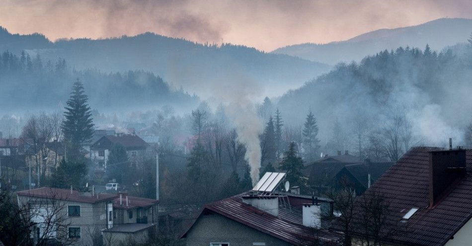 zdjęcie: Alert RCB: prognozowana zła jakość powietrza w dwóch województwach / Wisła, 16.11.2017. Smog w Wiśle. (ag/awol) PAP/Andrzej Grygiel