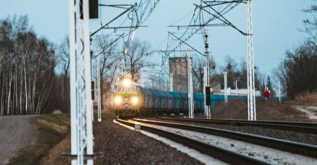 Kolejarze skuli lód z sieci trakcyjnej, wrócił ruch pociągów między Rzeszowem a Sędziszowem Małopolskim