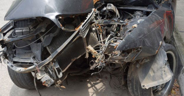 Volkswagen uderzył w drzewo, autem jechała dziewięcioosobowa rodzina