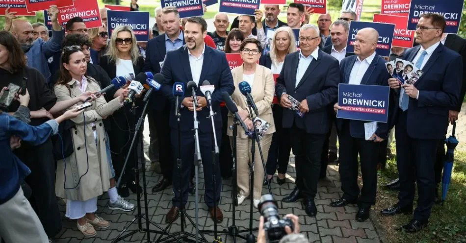 zdjęcie: Kraków: P. Czarnek i B. Szydło poparli Michała Drewnickiego w wyborach na prezydenta miasta / Kraków, 18.08.2026. Europoseł PiS Beata Szydło (4P), poseł PiS Andrzej Adamczyk (3P), wiceprezes PiS Przemysław Czarnek (3L), posłanka PiS Małgorzata Wassermann (2L) i kandydat PiS na prezydenta Krakowa Michał Drewnicki (4L) podczas konferencji prasowej przy Rondzie Piastowskim w Krakowie, 18 bm. Politycy PiS przeszli Plantami Bieńczyckimi, gdzie spotykali się i rozmawiali z mieszkańcami miasta. (mr) PAP/Łukasz Gągulski
